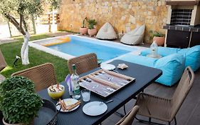 Dandy Villas Nea Roda - Melodic Waves - Private - Pool - Parking - Cellar
